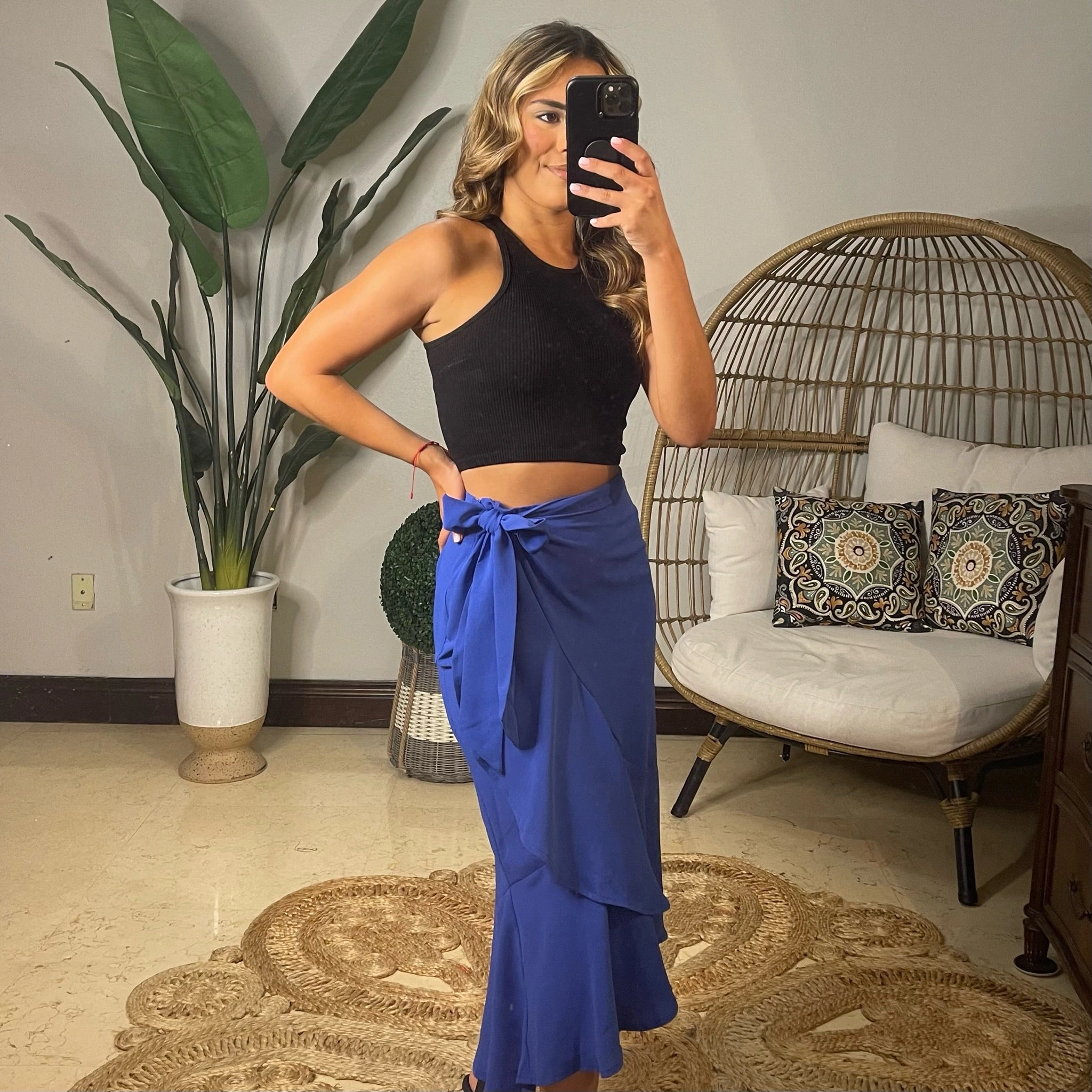 Jupe portefeuille bleue, un océan de style à enrouler autour de vous, pour un look irrésistiblement chic et frais.